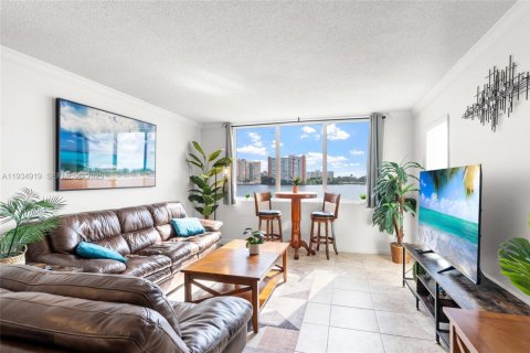 Condo in Miami, Florida, 1 bedroom  № 1993111 - photo 1