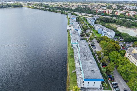Condo in Miami, Florida, 1 bedroom  № 1993111 - photo 28