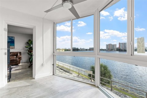 Condo in Miami, Florida, 1 bedroom  № 1993111 - photo 14