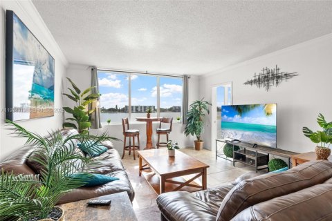 Condo in Miami, Florida, 1 bedroom  № 1993111 - photo 2