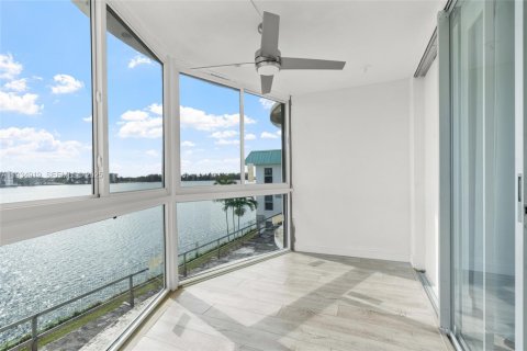 Condo in Miami, Florida, 1 bedroom  № 1993111 - photo 15