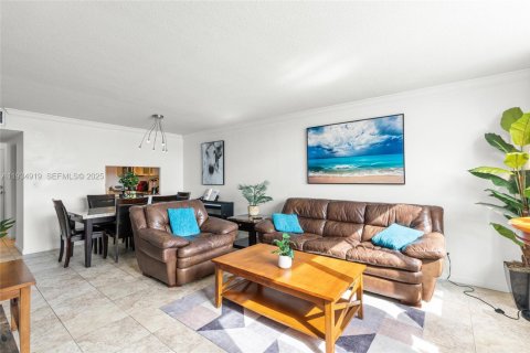 Condo in Miami, Florida, 1 bedroom  № 1993111 - photo 4