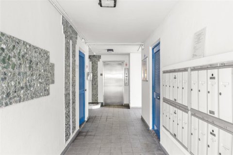 Condo in Miami, Florida, 1 bedroom  № 1993111 - photo 18