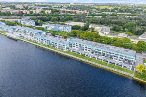Condo in Miami, Florida, 1 bedroom  № 1993111 - photo 29