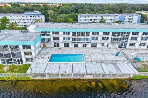 Condo in Miami, Florida, 1 bedroom  № 1993111 - photo 30