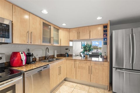 Condo in Miami, Florida, 1 bedroom  № 1993111 - photo 8