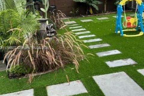 House in Miami, Florida 4 bedrooms, 127.09 sq.m. № 1726708 - photo 5