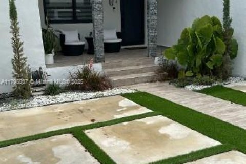 House in Miami, Florida 4 bedrooms, 127.09 sq.m. № 1726708 - photo 1