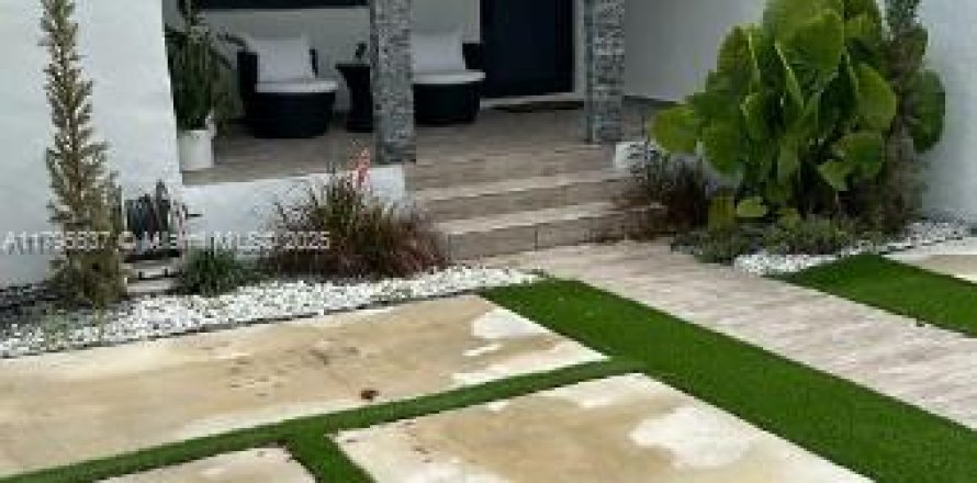 House in Miami, Florida 4 bedrooms, 127.09 sq.m. № 1726708