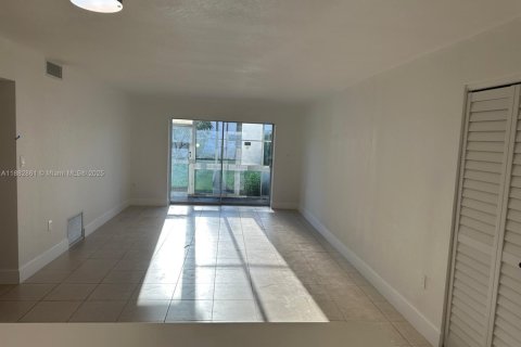 Condominio en alquiler en Fort Myers, Florida, 2 dormitorios № 1941965 - foto 17