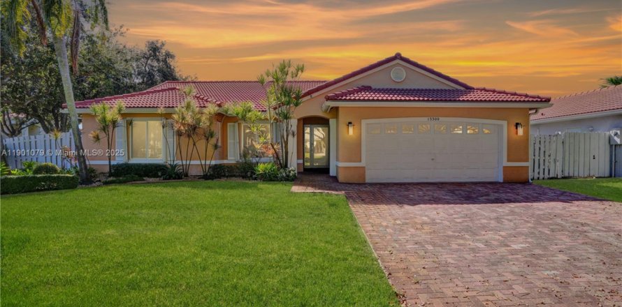 Дом в Мирамар, Флорида 3 спальни, 151.62м2 № 1966094