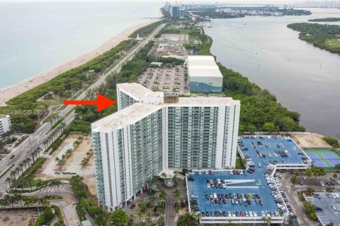 Condo in Sunny Isles Beach, Florida, 2 bedrooms  № 1988870