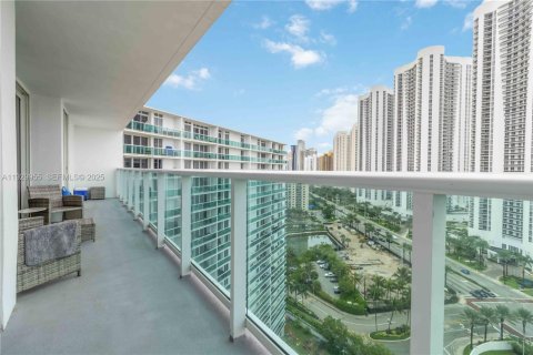 Condo in Sunny Isles Beach, Florida, 2 bedrooms  № 1988870 - photo 21
