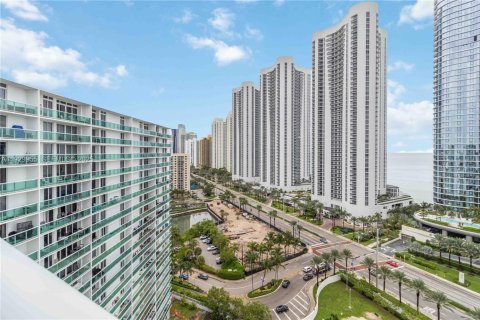 Condo in Sunny Isles Beach, Florida, 2 bedrooms  № 1988870 - photo 24