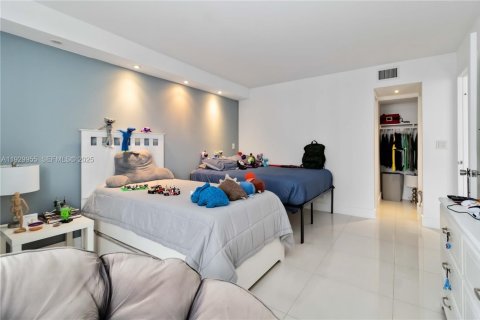Condo in Sunny Isles Beach, Florida, 2 bedrooms  № 1988870 - photo 17