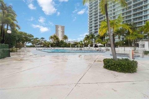 Condo in Sunny Isles Beach, Florida, 2 bedrooms  № 1988870 - photo 27