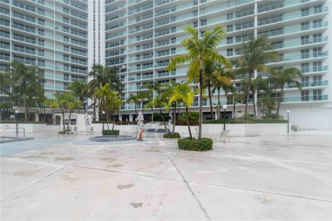 Condo in Sunny Isles Beach, Florida, 2 bedrooms  № 1988870 - photo 29