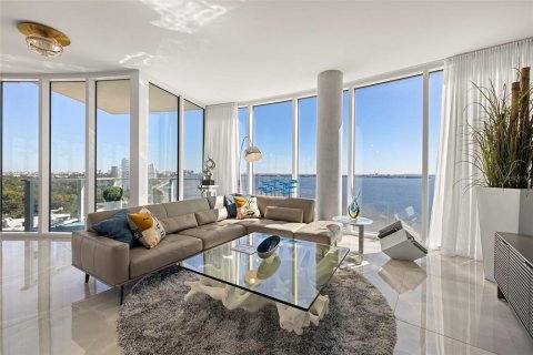 Condo in Tampa, Florida, 3 bedrooms № 2219323 - photo 3