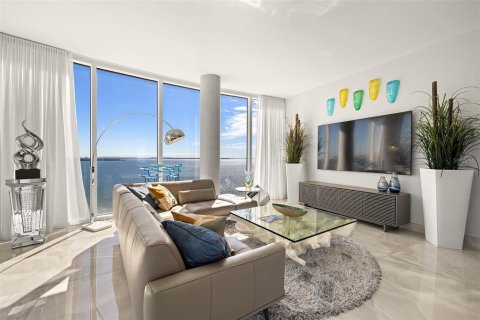 Condo in Tampa, Florida, 3 bedrooms № 2219323 - photo 2