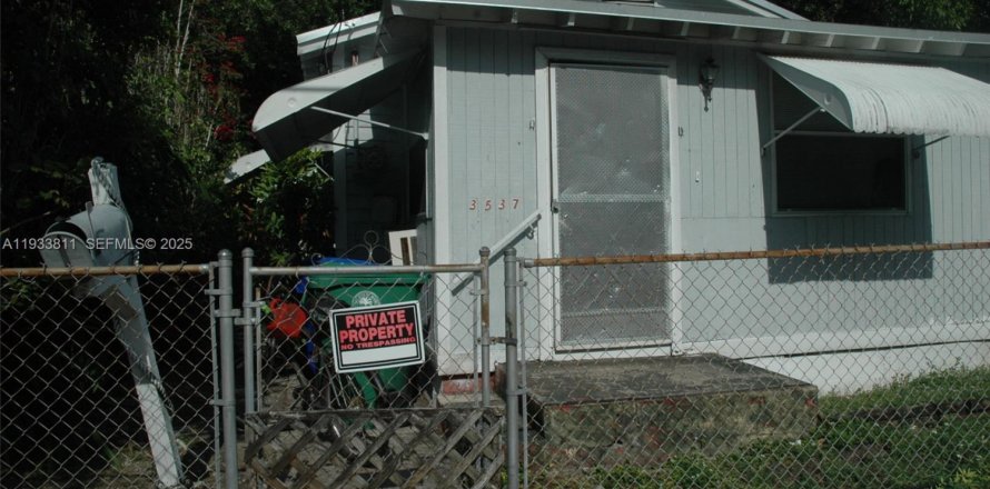 Дом в Майами, Флорида 2 спальни, 79.15м2 № 1992113