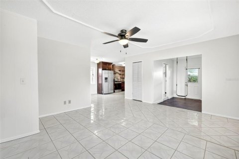 House in Largo, Florida 4 bedrooms, 130.43 sq.m. № 1912142 - photo 9