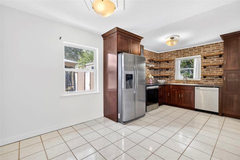 House in Largo, Florida 4 bedrooms, 130.43 sq.m. № 1912142 - photo 10