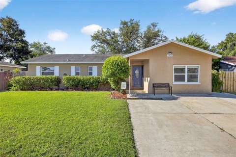 House in Largo, Florida 4 bedrooms, 130.43 sq.m. № 1912142 - photo 1