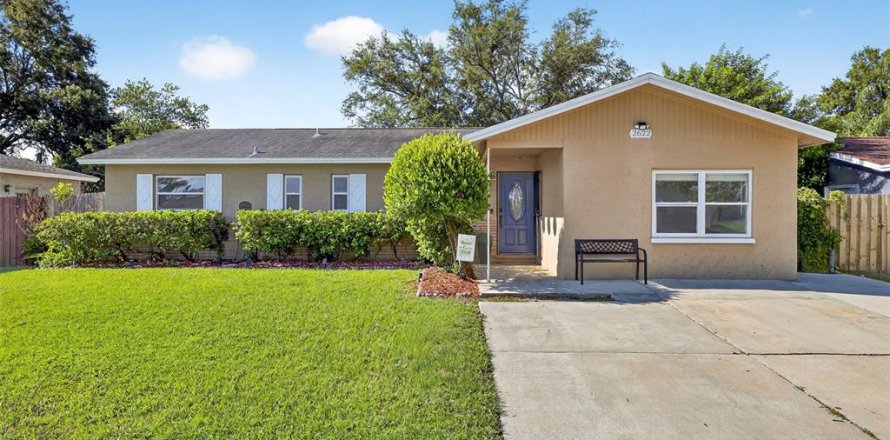 House in Largo, Florida 4 bedrooms, 130.43 sq.m. № 1912142