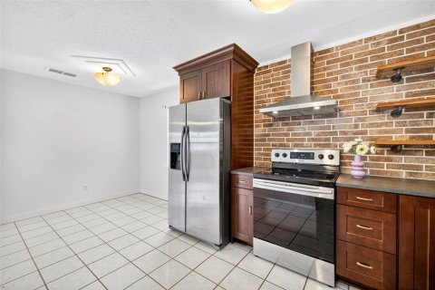 House in Largo, Florida 4 bedrooms, 130.43 sq.m. № 1912142 - photo 11