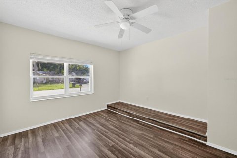 House in Largo, Florida 4 bedrooms, 130.43 sq.m. № 1912142 - photo 19