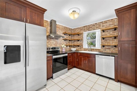 House in Largo, Florida 4 bedrooms, 130.43 sq.m. № 1912142 - photo 2