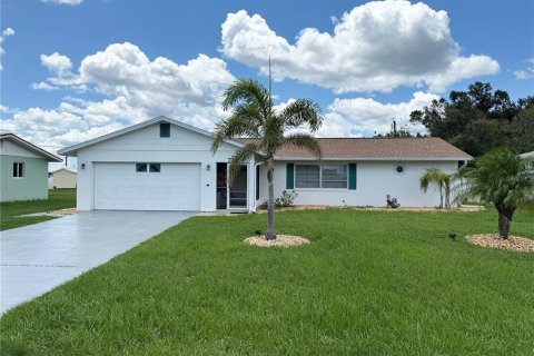 House in Port Charlotte, Florida 3 bedrooms, 155.33 sq.m. № 1805877 - photo 1