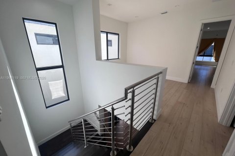 House in Doral, Florida 3 bedrooms, 209.68 sq.m. № 2030599 - photo 8