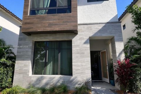 House in Doral, Florida 3 bedrooms, 209.68 sq.m. № 2030599