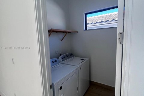 House in Doral, Florida 3 bedrooms, 209.68 sq.m. № 2030599 - photo 6