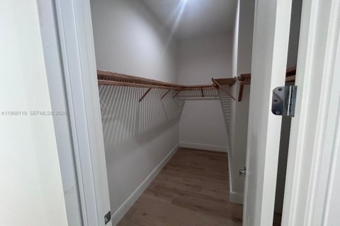 House in Doral, Florida 3 bedrooms, 209.68 sq.m. № 2030599 - photo 11