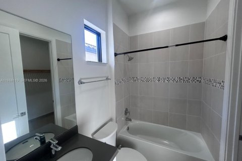 House in Doral, Florida 3 bedrooms, 209.68 sq.m. № 2030599 - photo 17