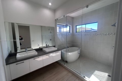 House in Doral, Florida 3 bedrooms, 209.68 sq.m. № 2030599 - photo 13