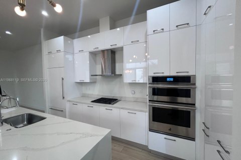 House in Doral, Florida 3 bedrooms, 209.68 sq.m. № 2030599 - photo 2