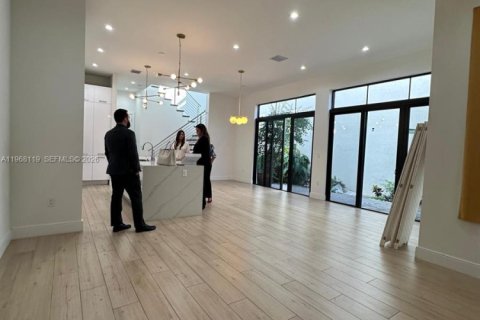 House in Doral, Florida 3 bedrooms, 209.68 sq.m. № 2030599 - photo 3