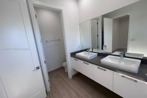 House in Doral, Florida 3 bedrooms, 209.68 sq.m. № 2030599 - photo 14