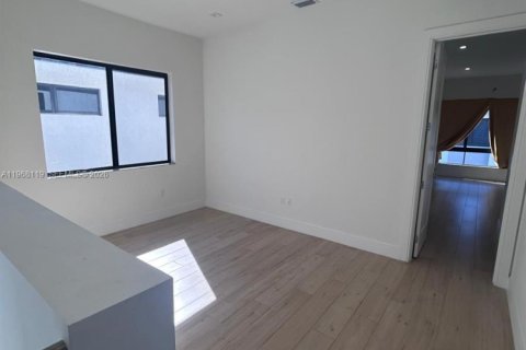 House in Doral, Florida 3 bedrooms, 209.68 sq.m. № 2030599 - photo 5