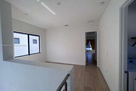 House in Doral, Florida 3 bedrooms, 209.68 sq.m. № 2030599 - photo 22