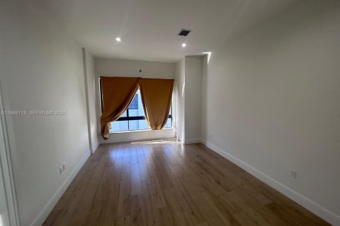 House in Doral, Florida 3 bedrooms, 209.68 sq.m. № 2030599 - photo 15