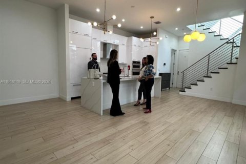 House in Doral, Florida 3 bedrooms, 209.68 sq.m. № 2030599 - photo 4