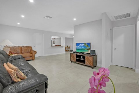 Снять в аренду таунхаус в Хайалиа, Флорида 2 спальни, 107.86м2, № 2069450 - фото 6