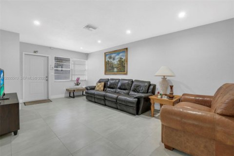 Снять в аренду таунхаус в Хайалиа, Флорида 2 спальни, 107.86м2, № 2069450 - фото 4