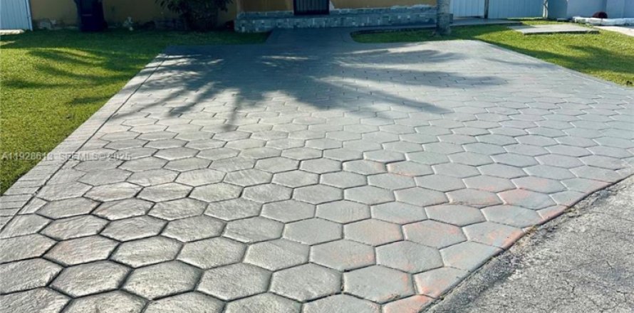 Casa en Homestead, Florida 3 dormitorios, 193.14 m2 № 1987170