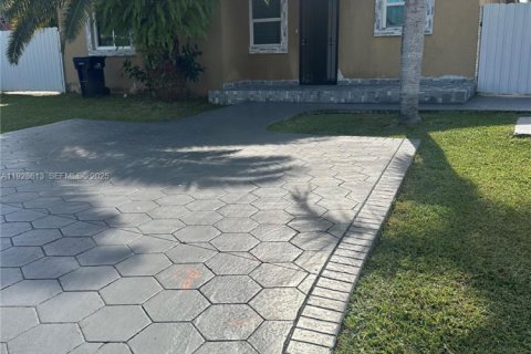 Casa en alquiler en Homestead, Florida, 3 dormitorios, 193.14 m2 № 1987170 - foto 2