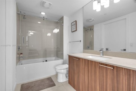 Condo in Doral, Florida, 2 bedrooms  № 2352936 - photo 13